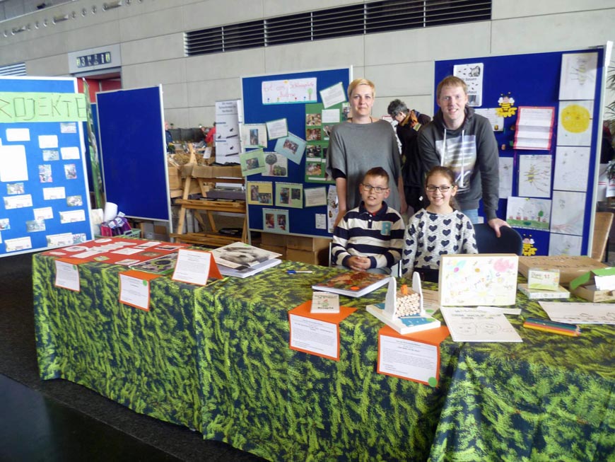 Akteure des Hortes Am Schlossplatz Bützow stellen ihre Schülerprojekte am BNE-Messestand des StALU MM auf der Landesmesse Tier & Natur in MV im April 2016 vor.