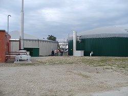 Gasdicht abgedeckte Fermenter und Nachgärbehälter landwirtschaftlicher Biogasanlagen, Einsatzstoffe: nachwachsende Rohstoffe