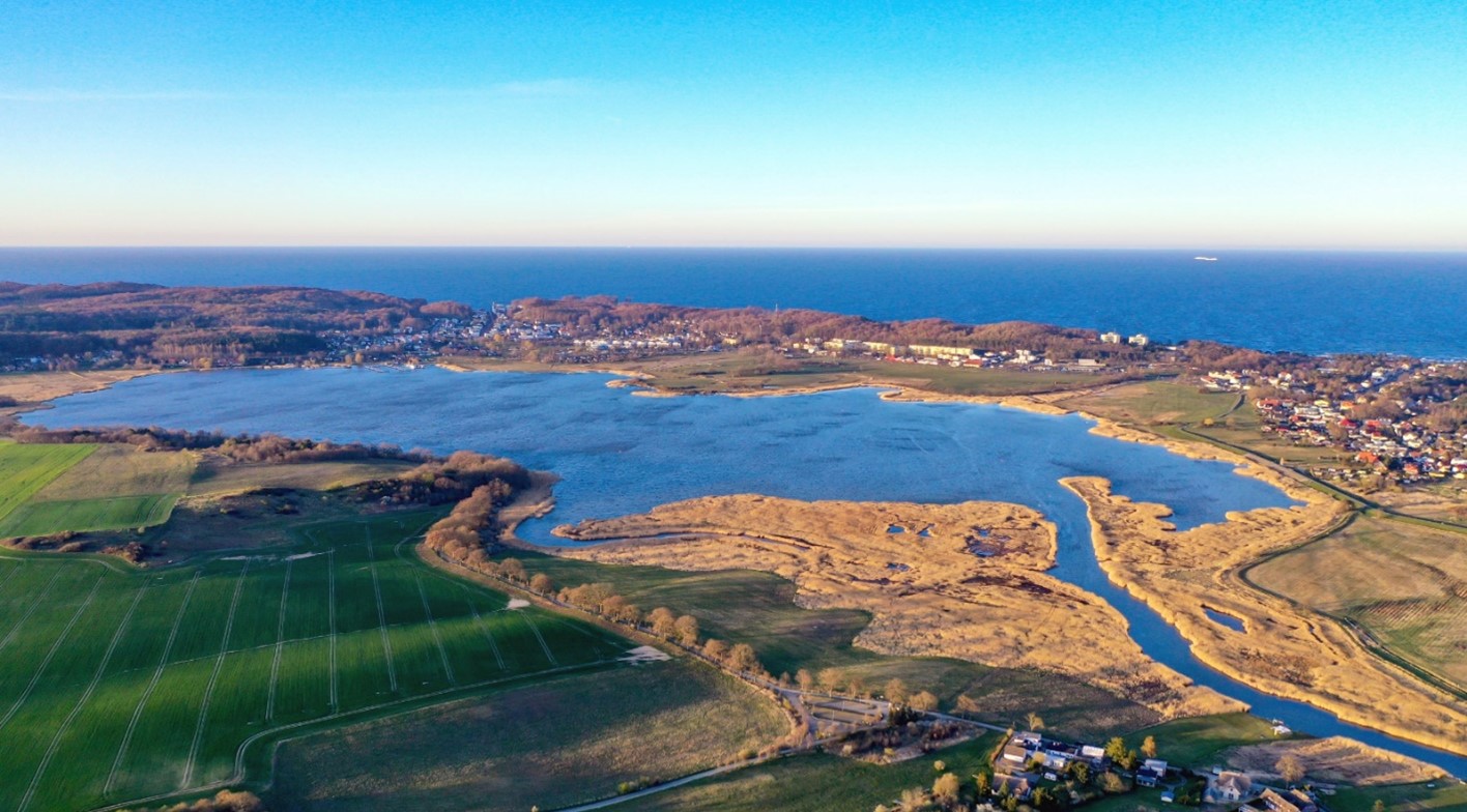 Selliner See auf Rügen mit Ostsee im Hintergrund © Helmut Wender, 2022