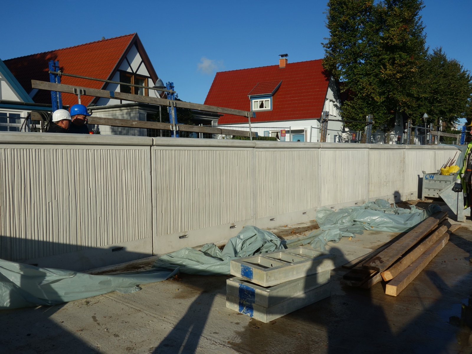 Ansichtssache: Die strukturierte Oberfläche der Betonmodule ist des Öfteren in Rostock wiederzufinden. Es lässt sich bereits erahnen, wie das spätere Gesamtbild wirkt. © StALU MM Ansichtssache: Die strukturierte Oberfläche der Betonmodule ist des Öfteren in Rostock wiederzufinden. Es lässt sich bereits erahnen, wie das spätere Gesamtbild wirkt.