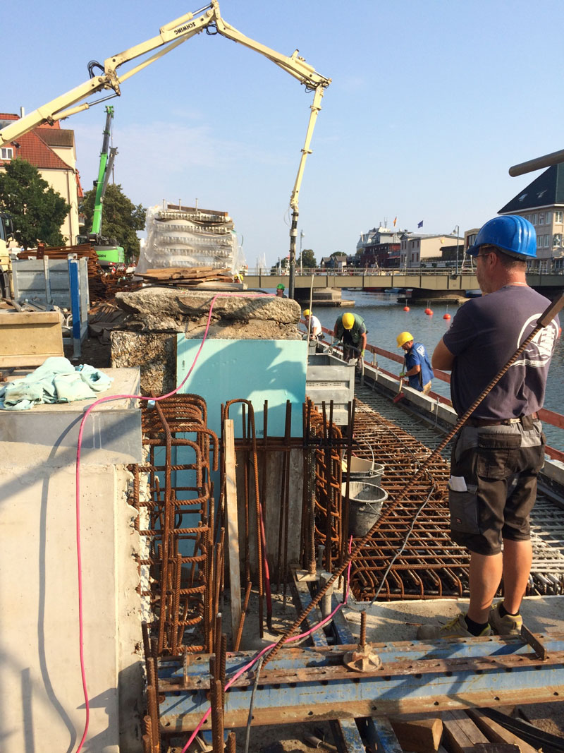 Lückenschluss Nord: Zwischen der Bahnhofsbrücke (im Hintergrund) und der Küstenschutzanlage wird im Auftrag der Hansestadt Rostock die Kaianlage erneuert. © STALU MM © STALU MM Lückenschluss Nord: Zwischen der Bahnhofsbrücke (im Hintergrund) und der Küstenschutzanlage wird im Auftrag der Hansestadt Rostock die Kaianlage erneuert. © STALU MM