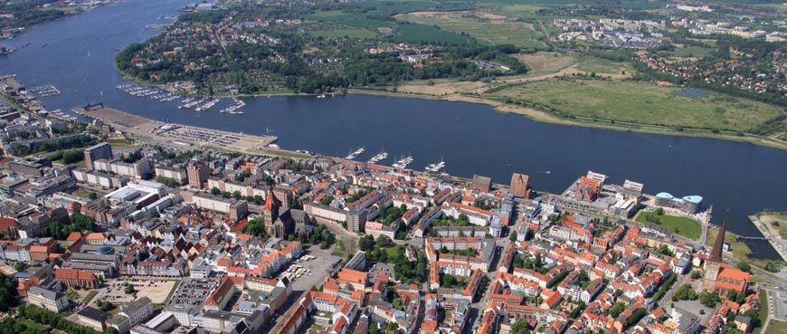 Luftbild des Rostocker Stadthafens