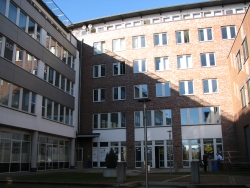 Das Gebäude des Staatlichen Amtes Westmecklenburg in Schwerin - Ansicht von Nahem
